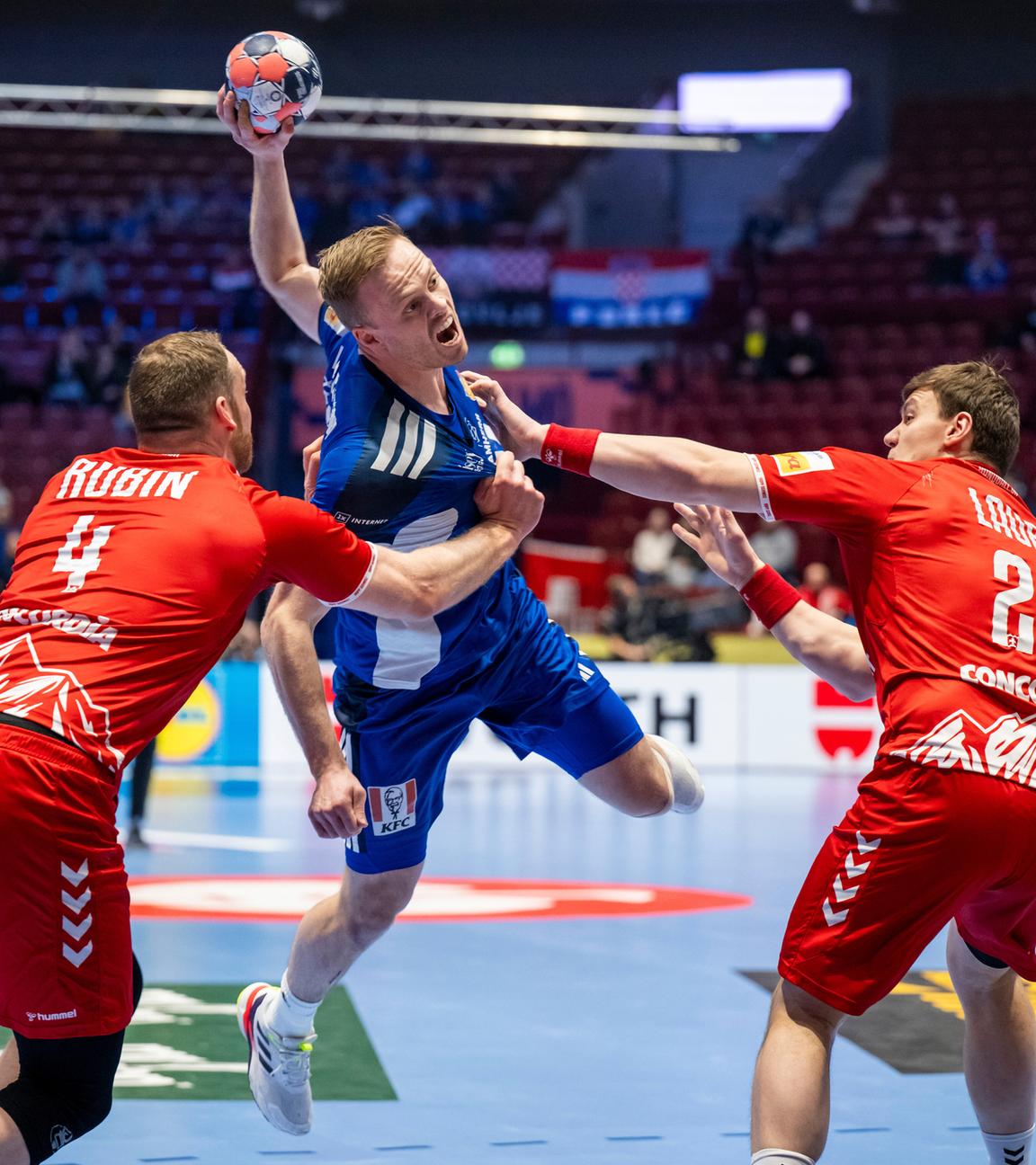 Islands Ómar Ingi Magnússon im Zweikampf mit den Schweizern Lenny Rubin (links) und Lukas Laube während des Handballspiels der Männer zwischen der Schweiz und Island in Malmö, Schweden.