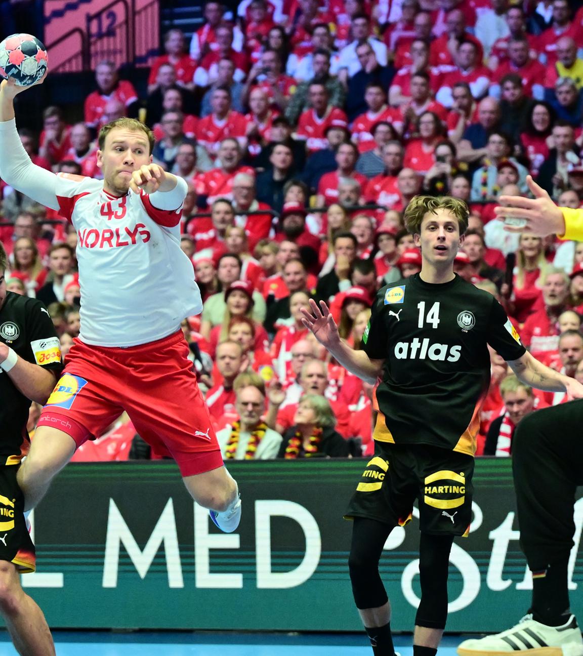 Simon Pytlick (Dänemark) wirft im Hauptrundenspiel der Handball-EM 2026 auf das Tor von Deutschlands Torhüter David Späth.