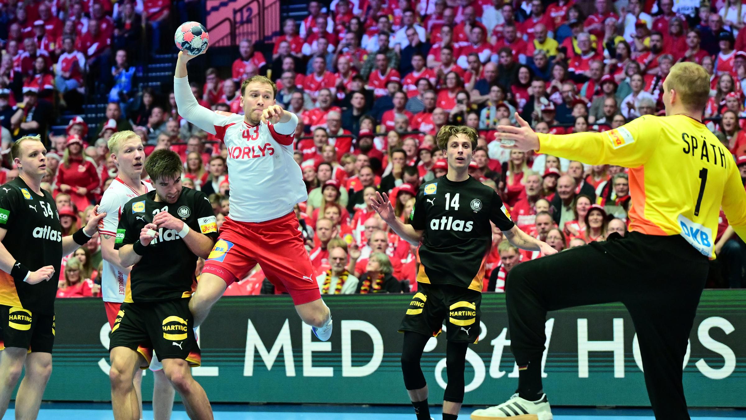 Simon Pytlick (Dänemark) wirft im Hauptrundenspiel der Handball-EM 2026 auf das Tor von Deutschlands Torhüter David Späth.