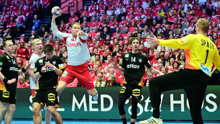 Simon Pytlick (Dänemark) wirft im Hauptrundenspiel der Handball-EM 2026 auf das Tor von Deutschlands Torhüter David Späth.