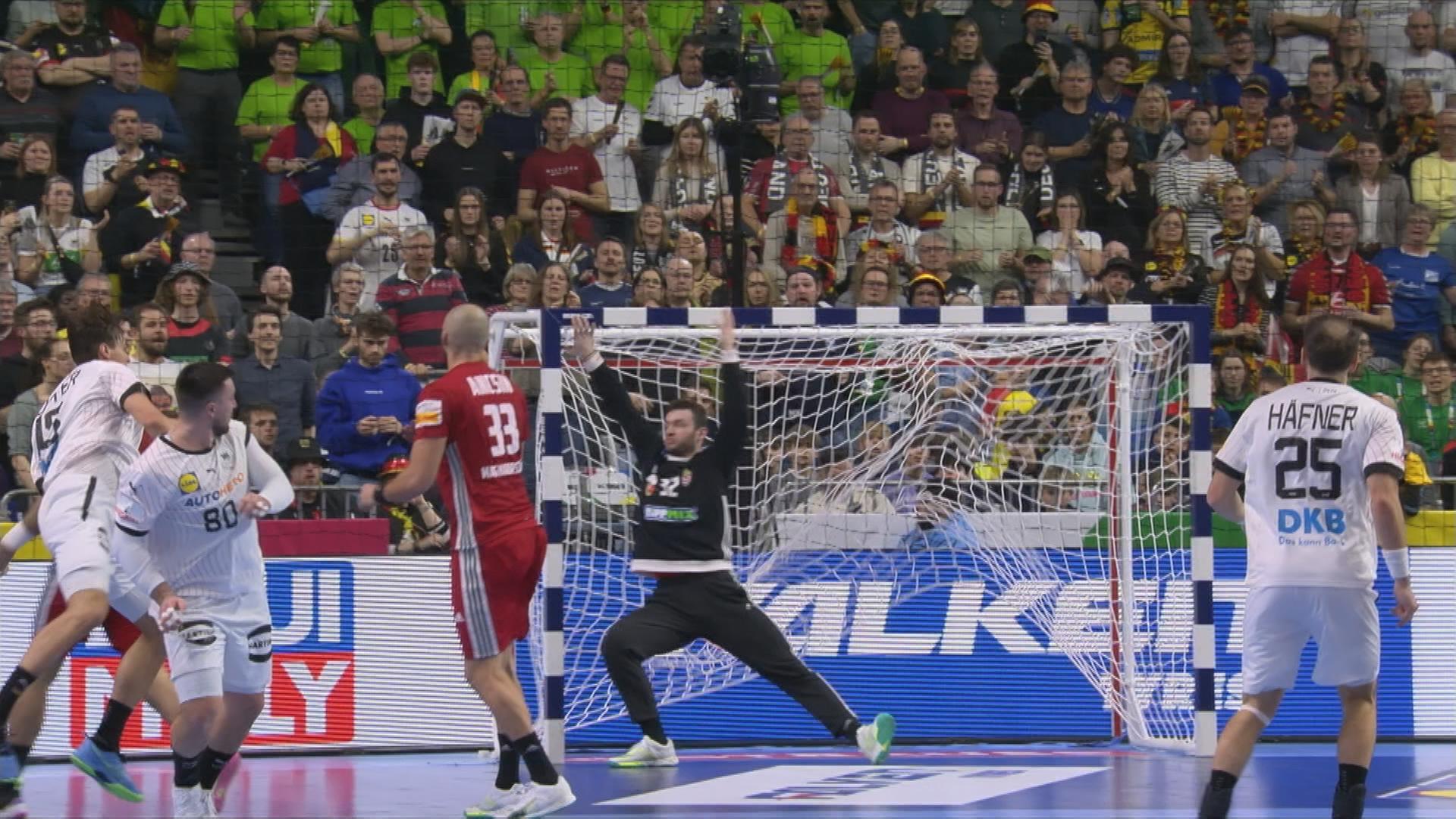 Auf dem Bild ist das deutsche Handballteam zu sehen, welches gegen Ungarn gespielt hat.