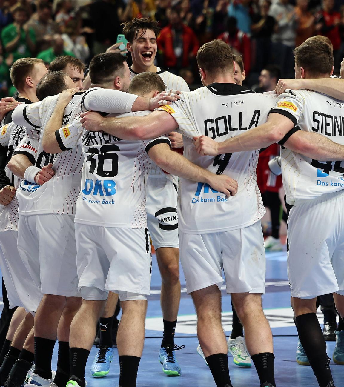 Nach Ende des Spiels freuen sich die Deutschen über den Sieg, aufgenommen am 22.01.2023 in Köln