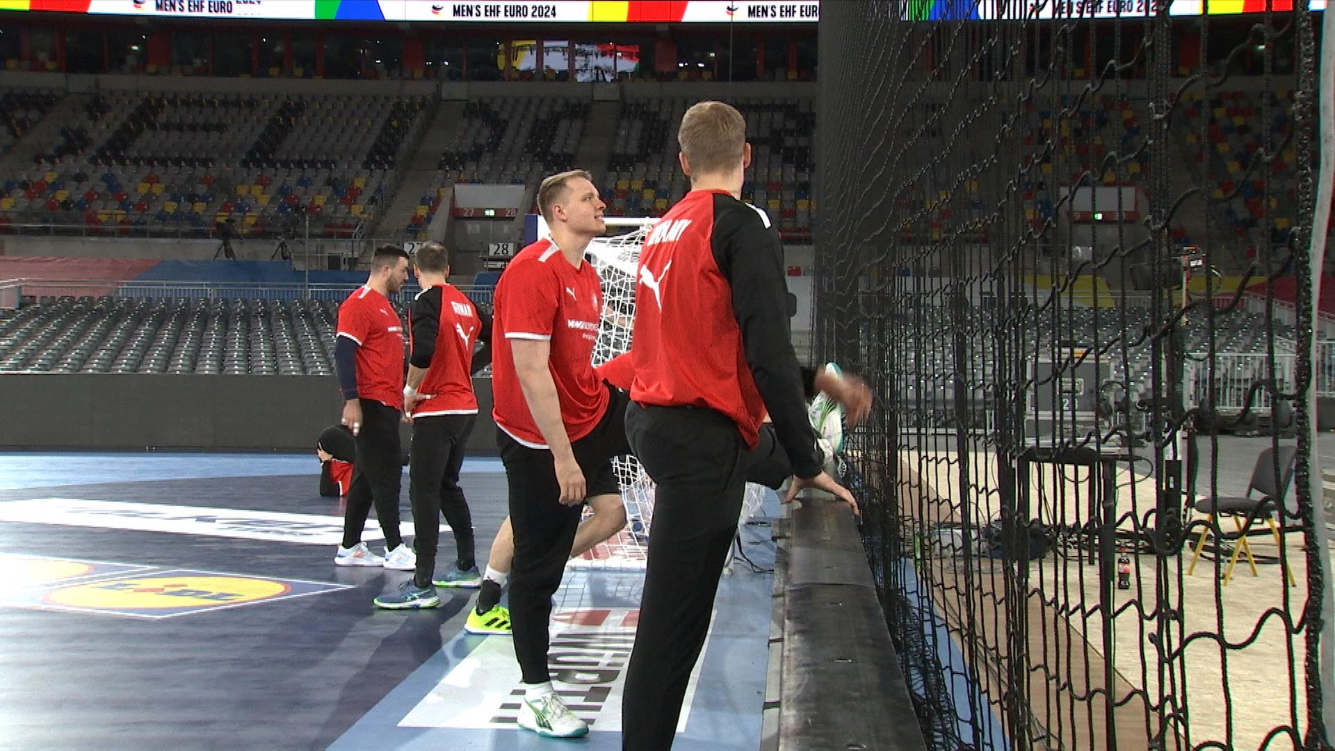 Handballer trainieren im Rekord-Stadion