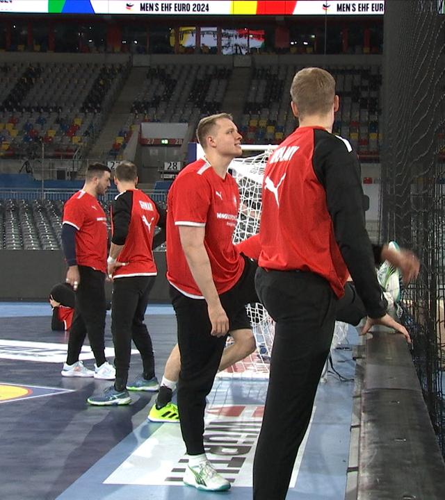 Handballer trainieren im Rekord-Stadion
