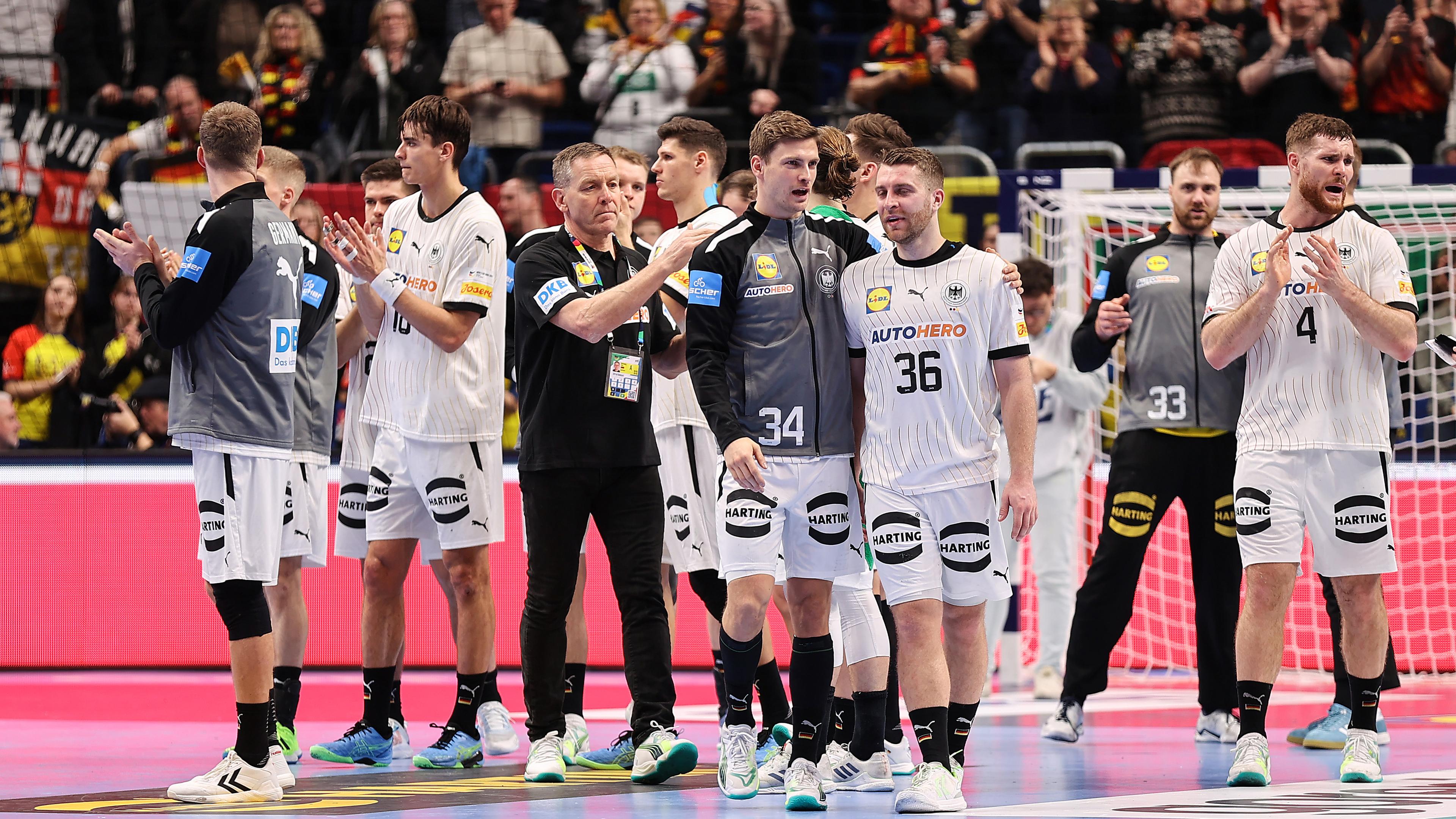  Deutschlands Spieler applaudieren nach dem Spiel den Fans, aufgenommen am 16.01.2023 in Berlin