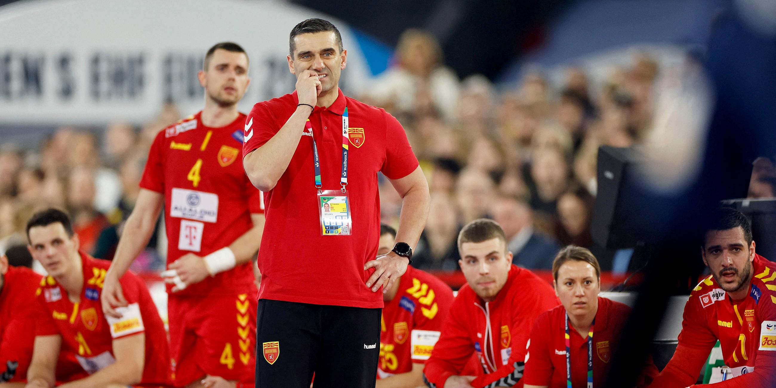 Nordmazedoniens Trainer Kiril Lazarov während dem Spiel am 10.01.24.