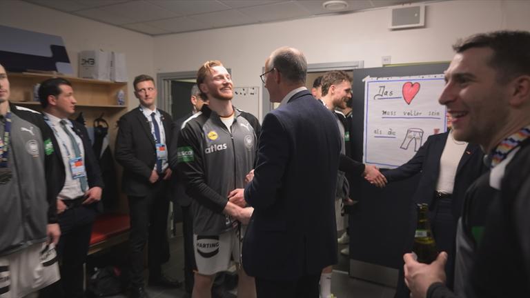 Handball: Bundeskanzler Merz in der deutschen Kabine.