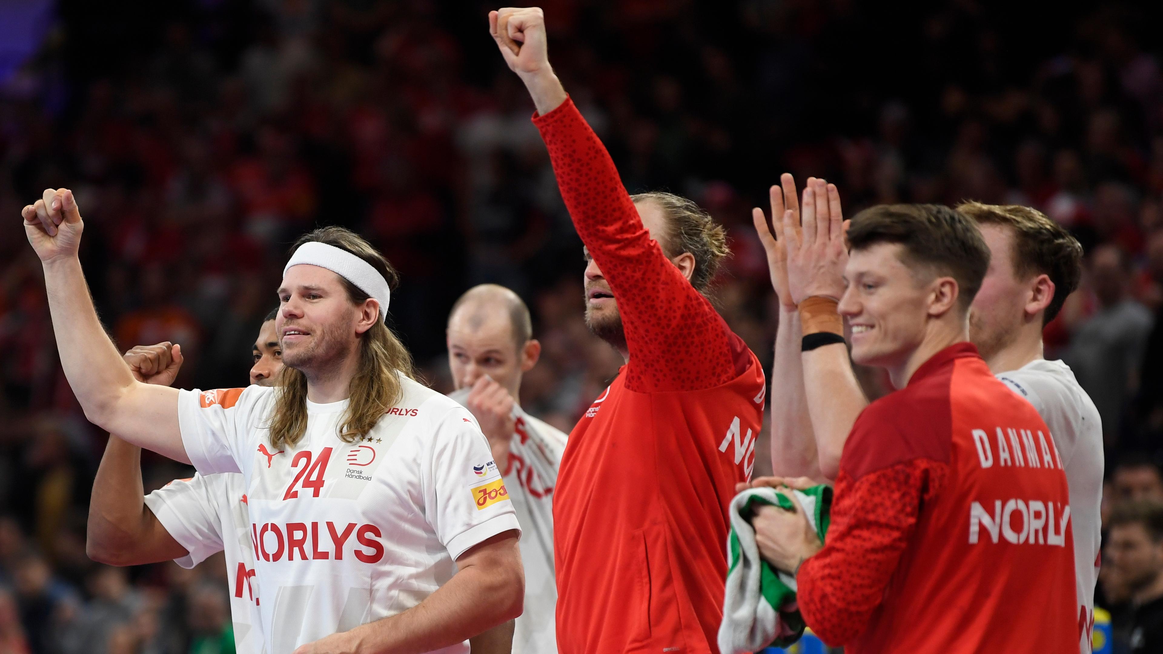 Mikkel Hansen (l.) feiert mit dem Team den Einzug ins Halbfinale