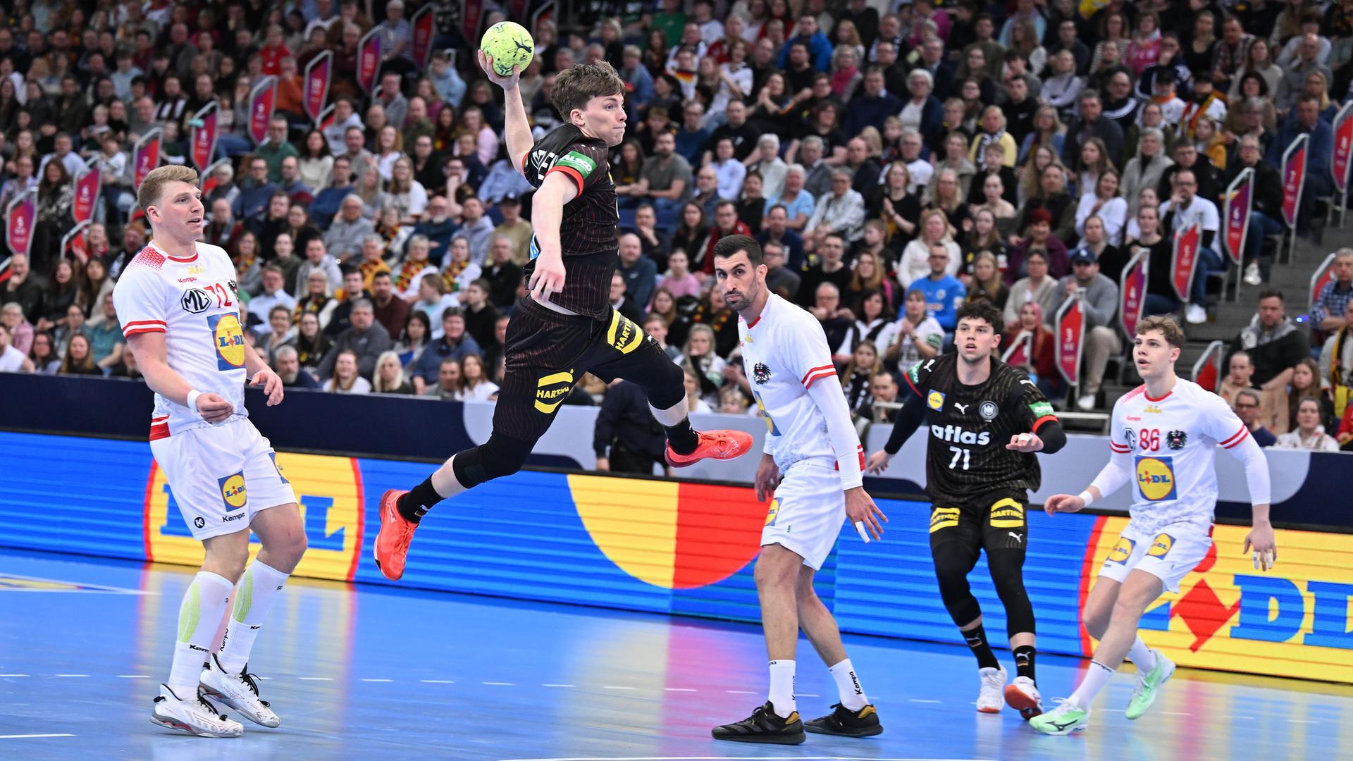 Deutschlands Nils Lichtlein wirft auf das österreichische Tor.