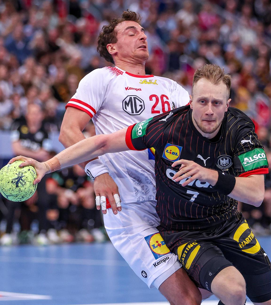 Deutschlands Luca Witzke im Zweikampf gegen den Österreicher Lukas Herburger.
