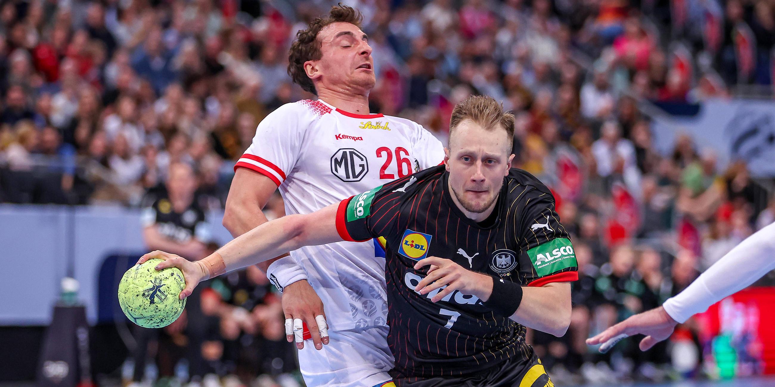 Deutschlands Luca Witzke im Zweikampf gegen den Österreicher Lukas Herburger.
