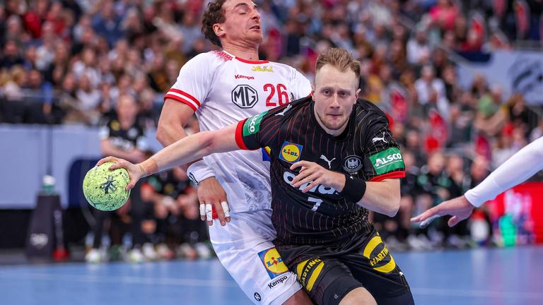 Deutschlands Luca Witzke im Zweikampf gegen den Österreicher Lukas Herburger.