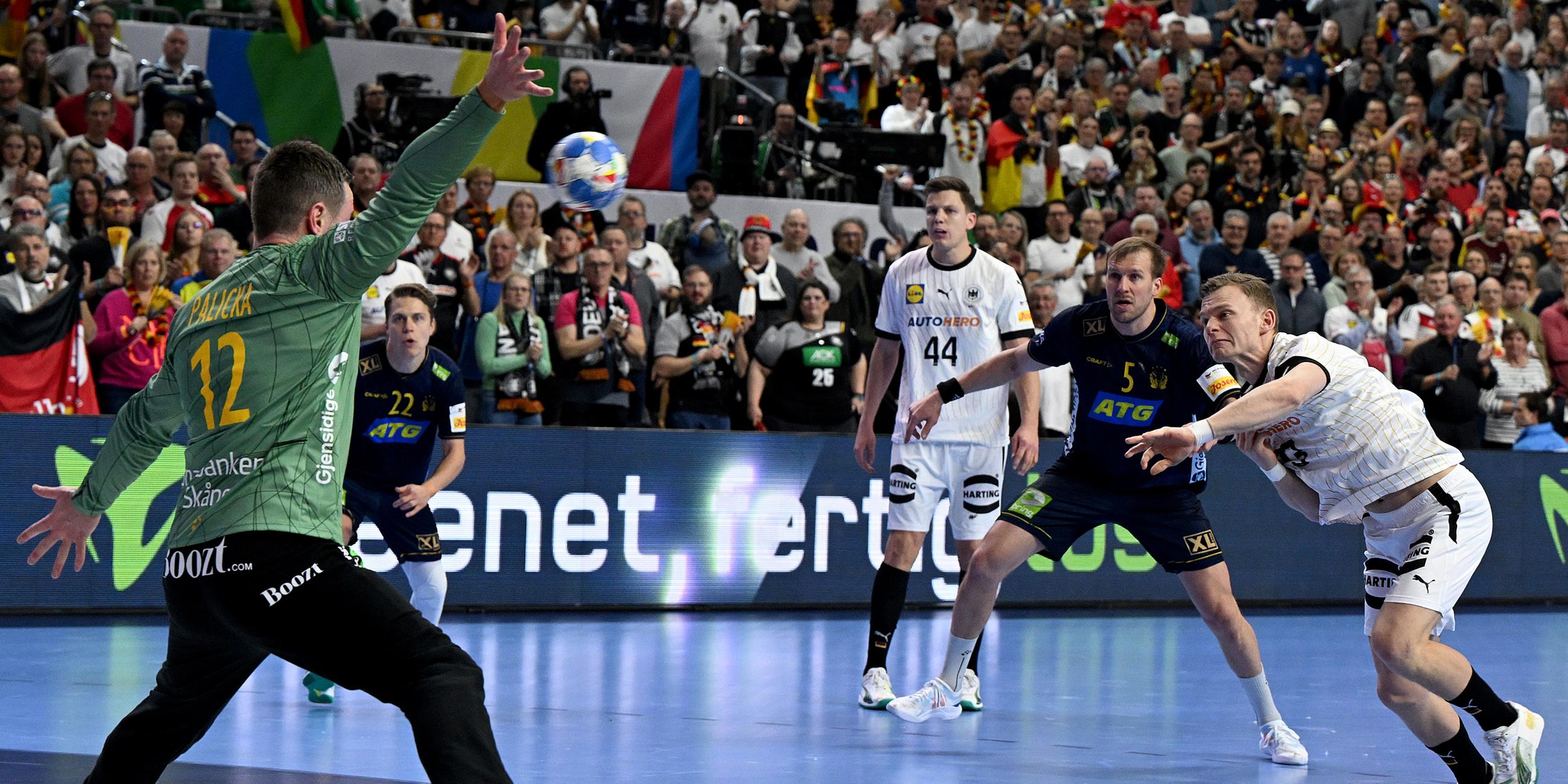 Deutschlands Timo Kastening (r) wirft den Ball gegen Schwedens Torhüter Andreas Palicka.