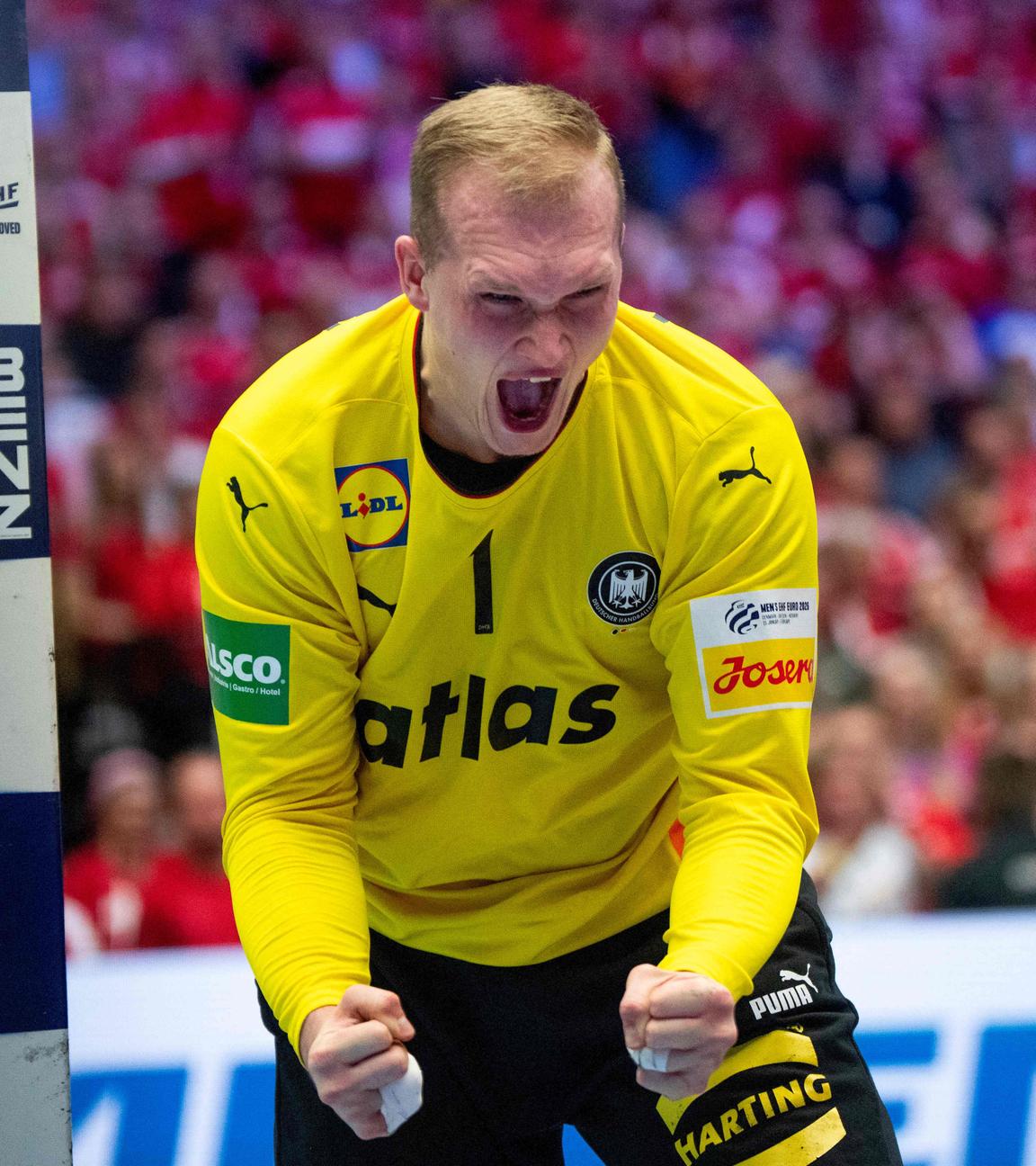 Deutschland Torhüter David Späth reagiert beim Hauptrundenspiel gegen Dänemark.