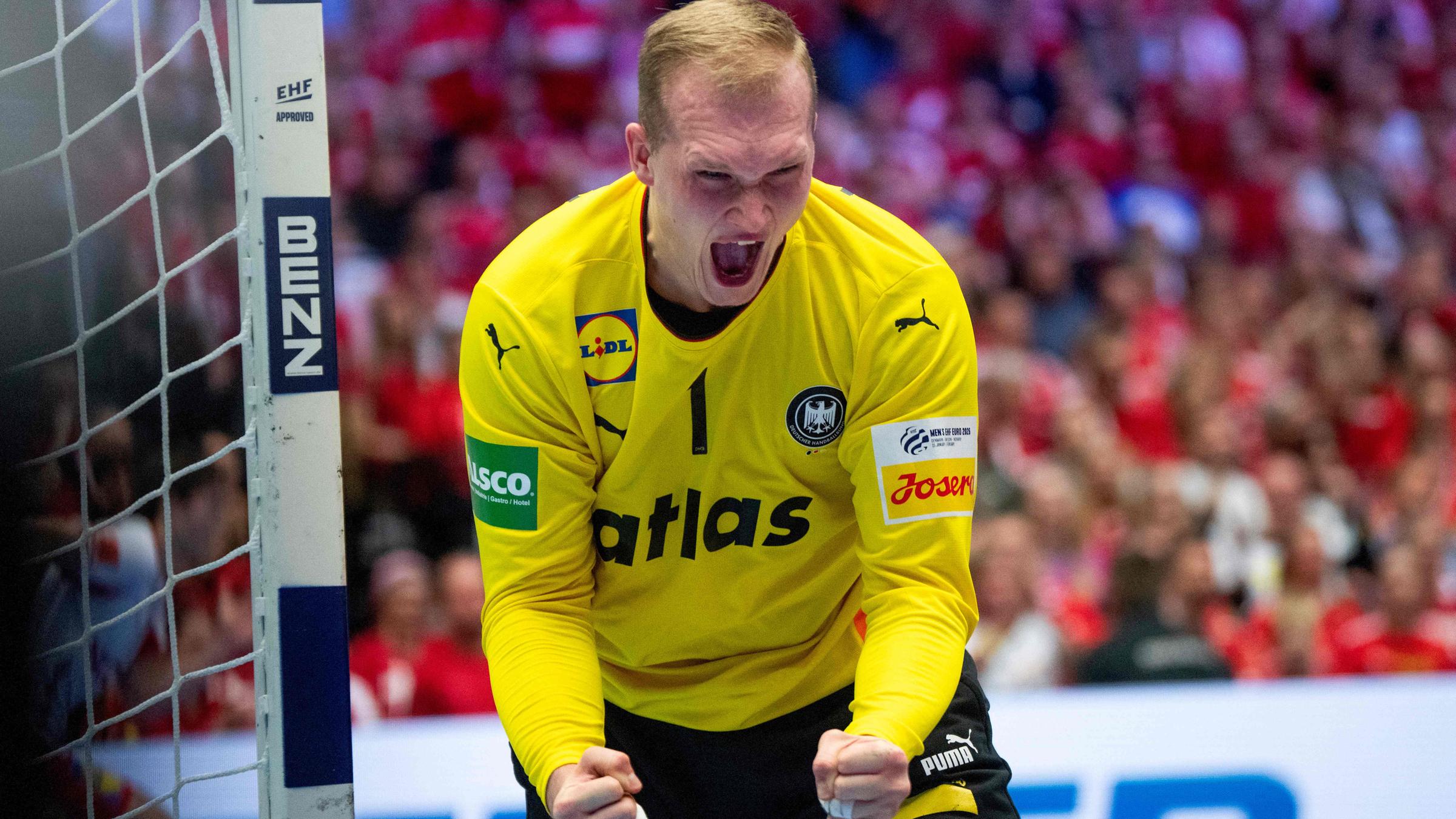 Deutschland Torhüter David Späth reagiert beim Hauptrundenspiel gegen Dänemark.