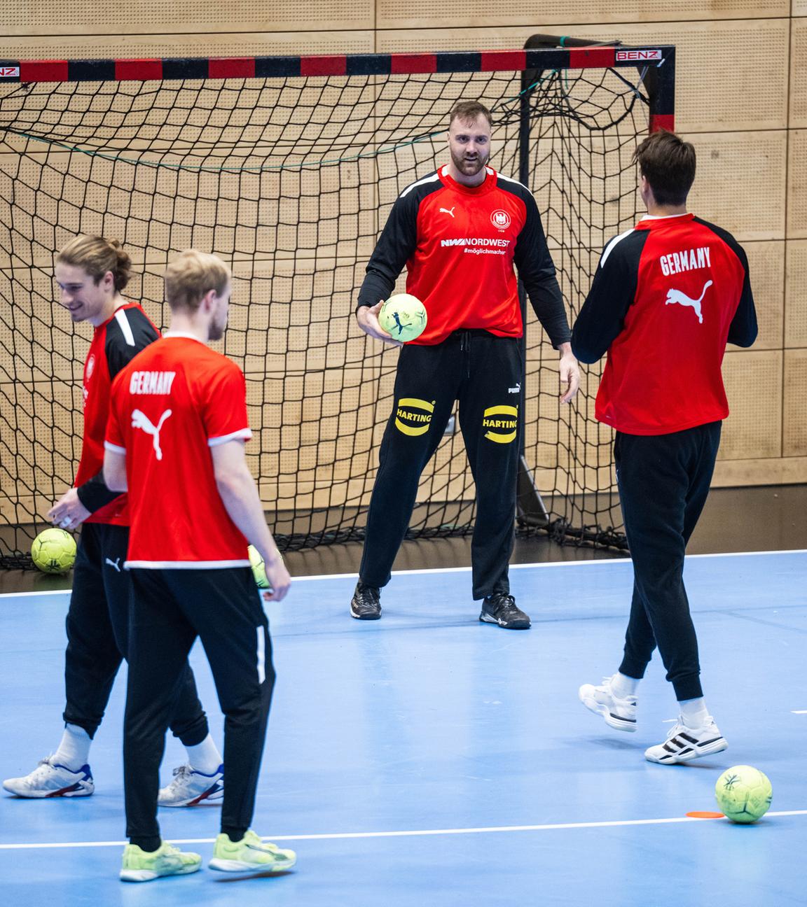 Niedersachsen, Hannover: Andreas Wolff im Tor beim Training der Nationalmannschaft vor der Europameisterschaft.