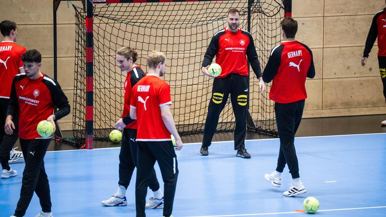 Niedersachsen, Hannover: Andreas Wolff im Tor beim Training der Nationalmannschaft vor der Europameisterschaft.