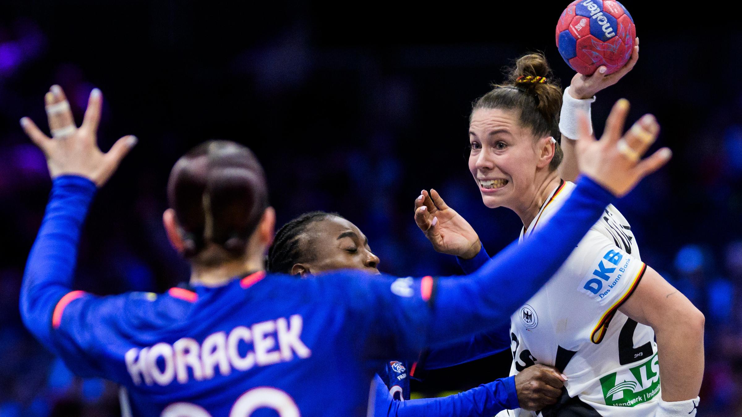 Emily Vogel im Halbfinale gegen Frankreich beim Sprungwurf