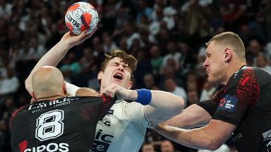 Flensburgs Lukas Lindhard Jörgensen wird von Melsungens Adrian Sipos und Dainis Kristopans am Wurf gehindert.