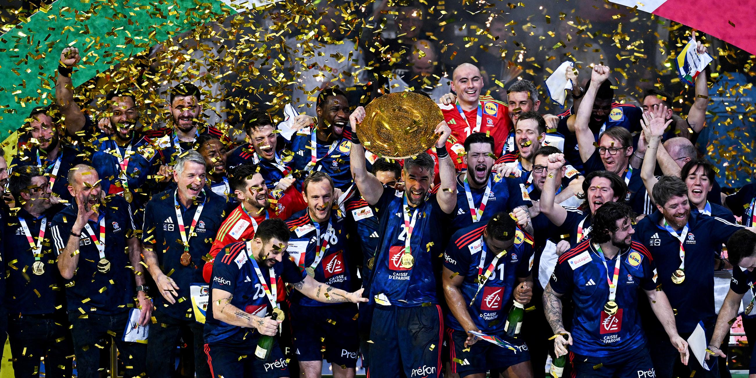 Frankreichs Luka Karabatic hält die Trophäe bei der Siegerehrung hoch.