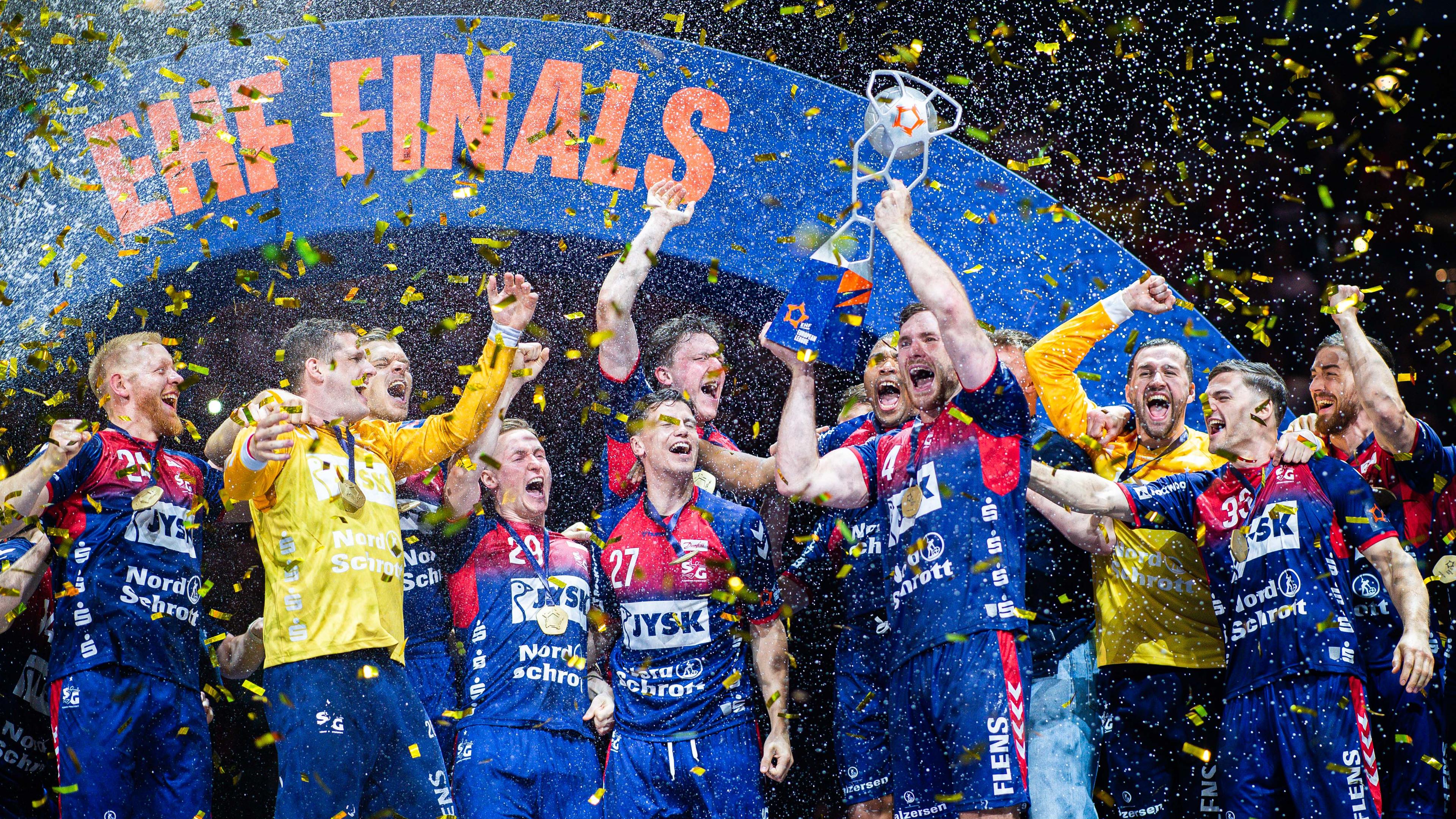 Flensburgs Johannes Golla hebt den Pokal in die Luft bei der Pokaübergabe