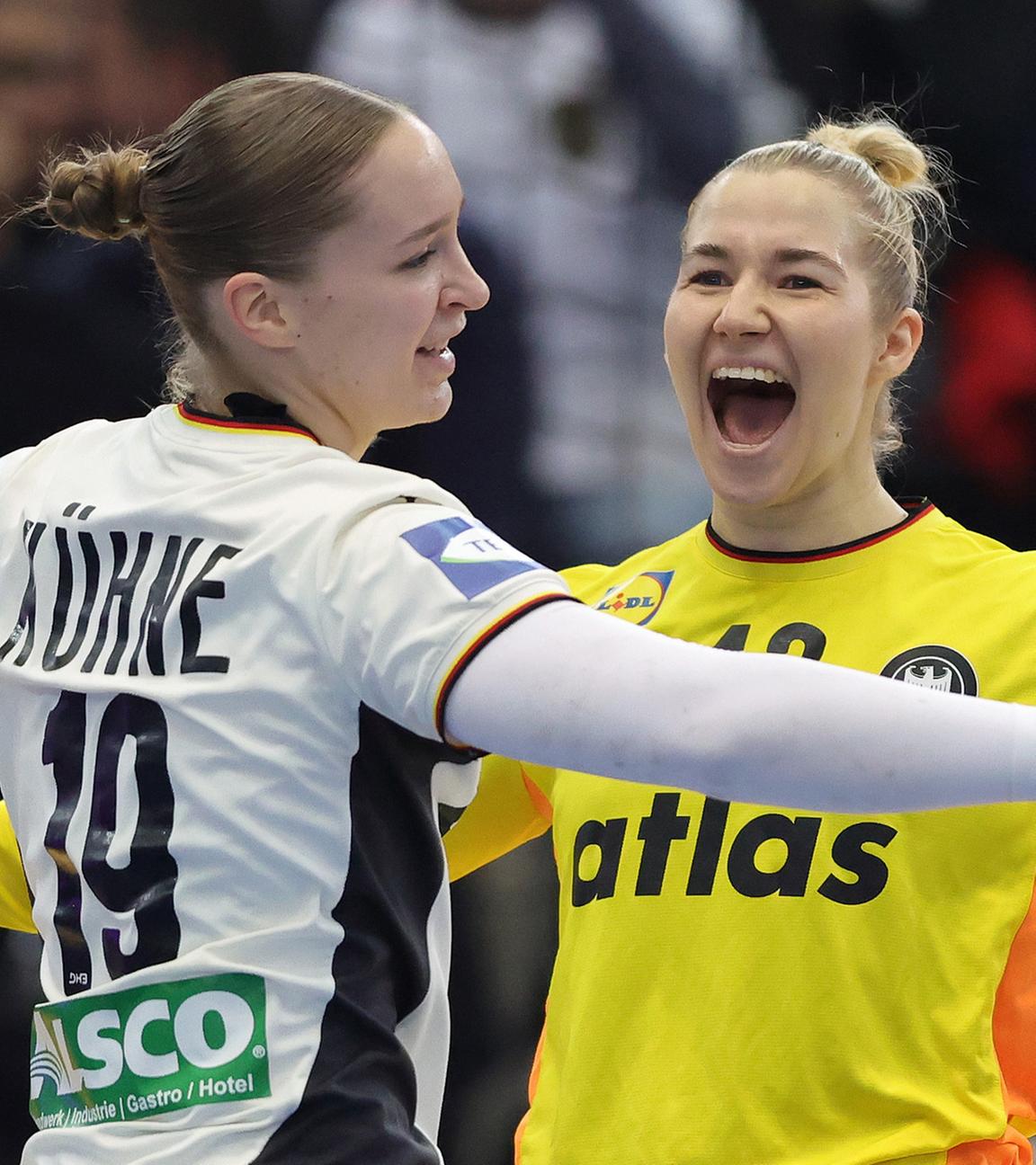 „Nieke Kühne aus Deutschland und Katharina Filter aus Deutschland feiern nach dem Tor.“