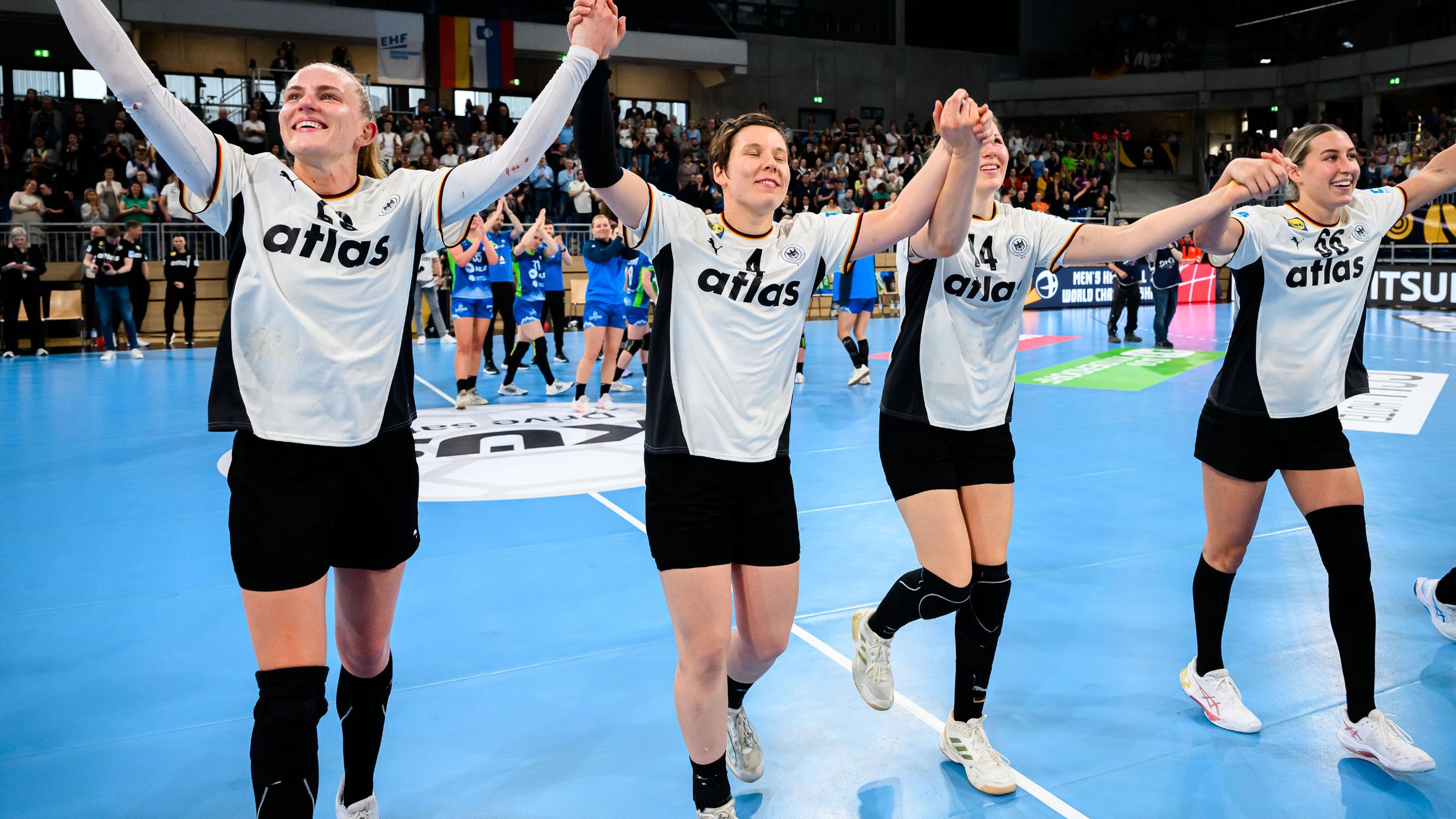 Deutschlands Handballnationalspielerinnen Annika Lott , Alina Grijseels, Marie Steffen und Dana Bleckmann jubeln nach dem Sieg gegen Slowenien.