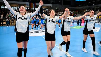 Deutschlands Handballnationalspielerinnen Annika Lott , Alina Grijseels, Marie Steffen und Dana Bleckmann jubeln nach dem Sieg gegen Slowenien.