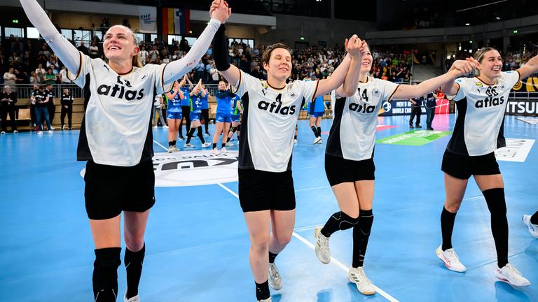 Deutschlands Handballnationalspielerinnen Annika Lott , Alina Grijseels, Marie Steffen und Dana Bleckmann jubeln nach dem Sieg gegen Slowenien.
