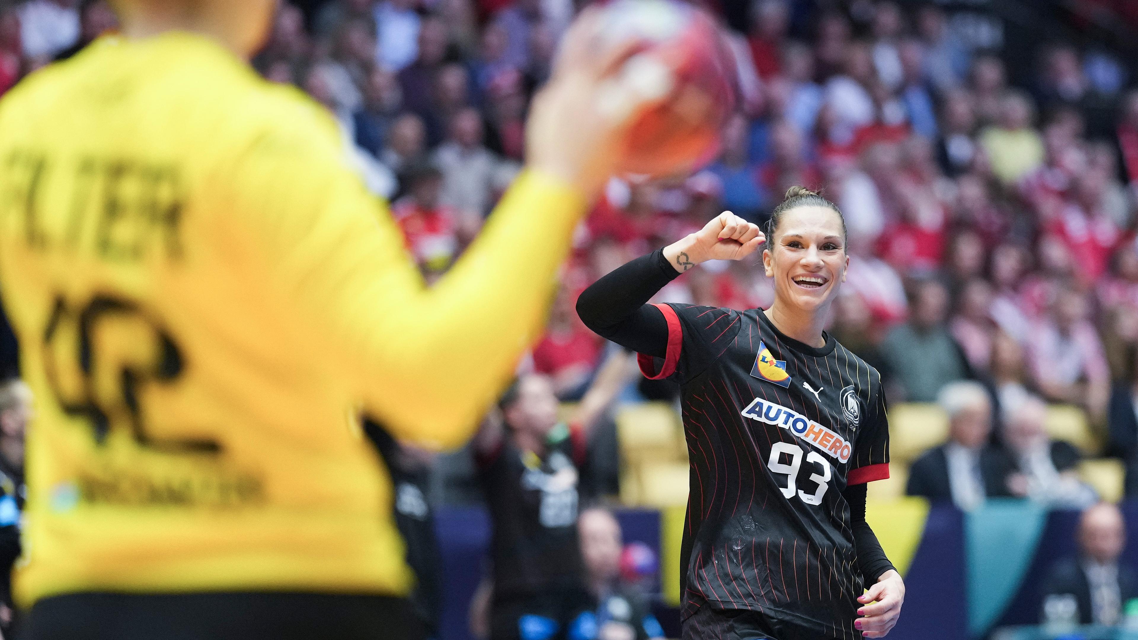 ulia Behnke (r) reagiert während des Spiels, aufgenommen am 11.12.2023