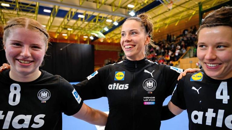 Nina Engel, Emily Vogel und Alina Grijseels (Deutschland) jubeln nach dem Spiel, aufgenommen am 20.11.2025