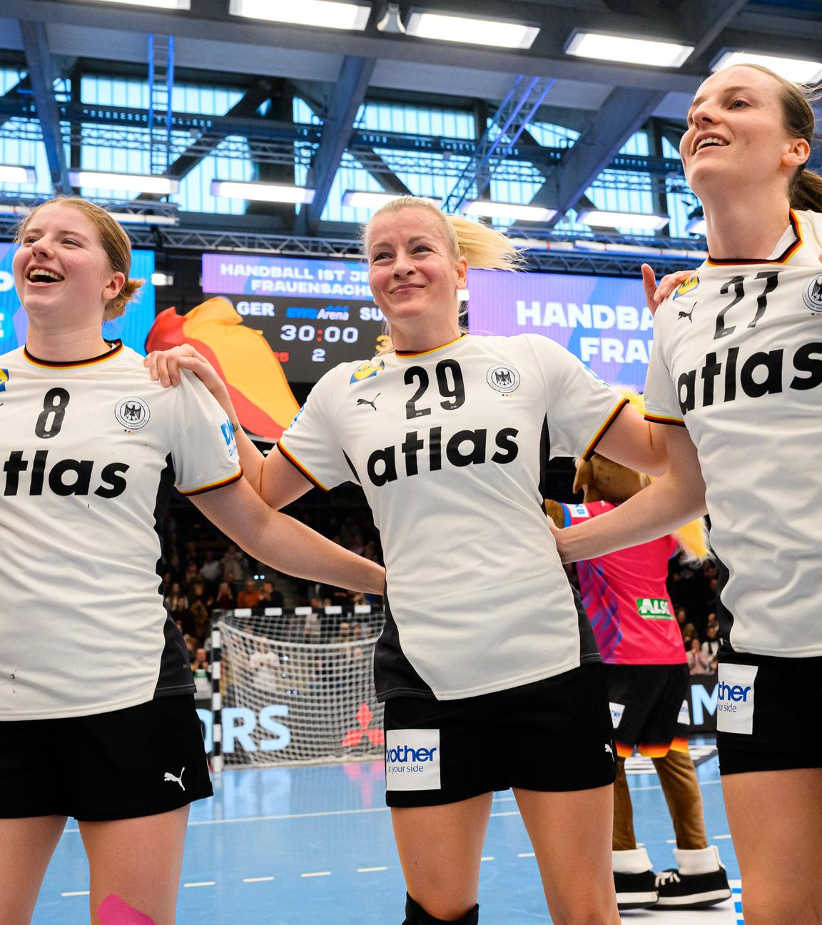 Jolina Huhnstock, Nina Engel, Antje Döll und Julia Maidhof jubeln nach dem Sieg im WM-Testspiel gegen die Schweiz.