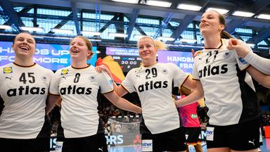 Jolina Huhnstock, Nina Engel, Antje Döll und Julia Maidhof jubeln nach dem Sieg im WM-Testspiel gegen die Schweiz.