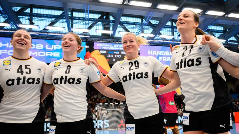 Jolina Huhnstock, Nina Engel, Antje Döll und Julia Maidhof jubeln nach dem Sieg im WM-Testspiel gegen die Schweiz.