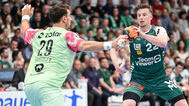 Handball, FRISCH AUF! Göppingen - Füchse Berlin: Lukas Herburger (Berlin) und Erik Persson (Göppingen) im Zweikampf