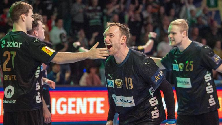 Die Mannschaft von Füchse Berlin jubeln nach ihrem Sieg gegen Industria Kielce.