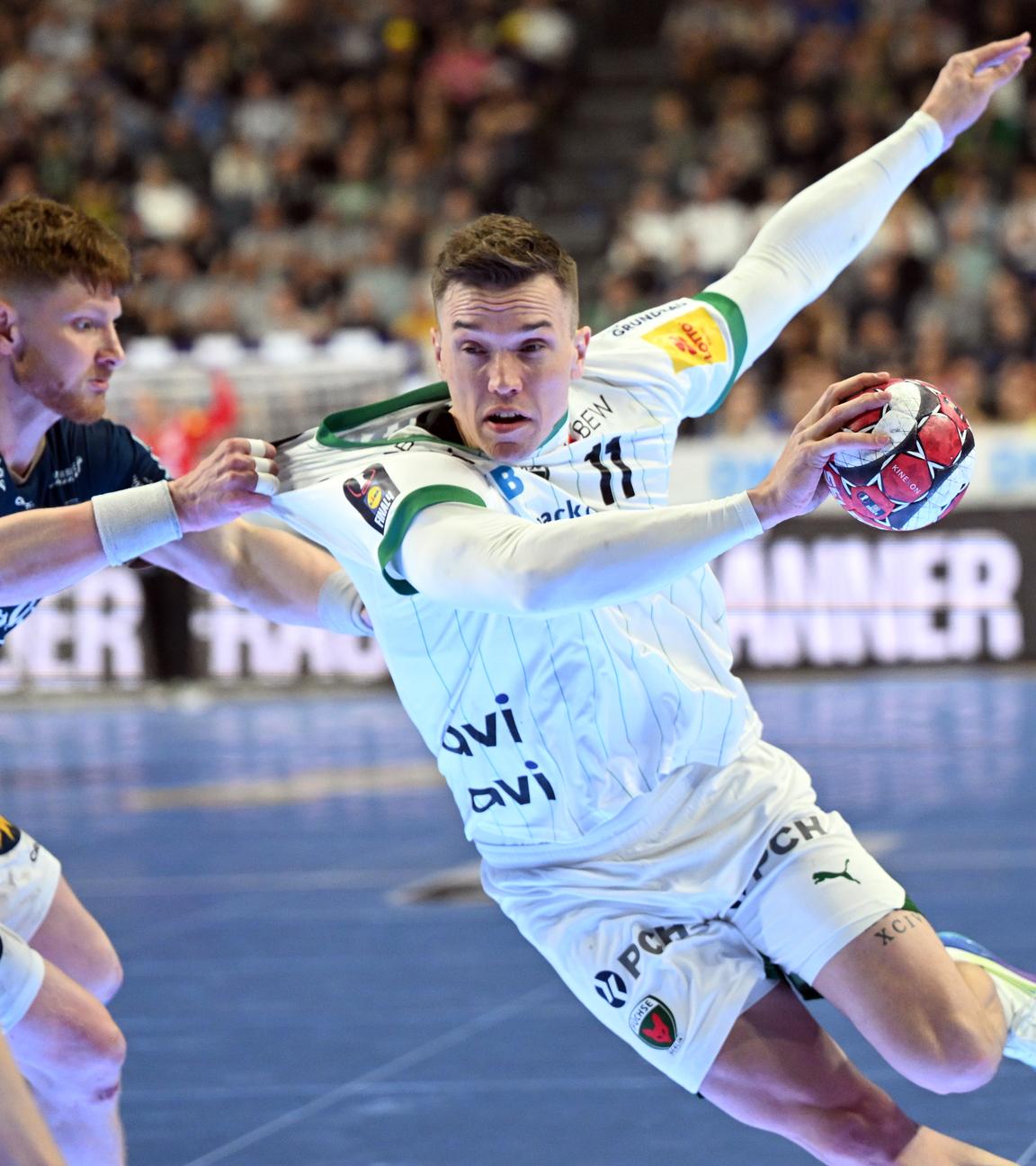 Lasse Andersson (r, Füchse Berlin) und Johannes Wasielewski (Bergischer HC) kämpfen am 19.04.2026 in Köln um den Ball