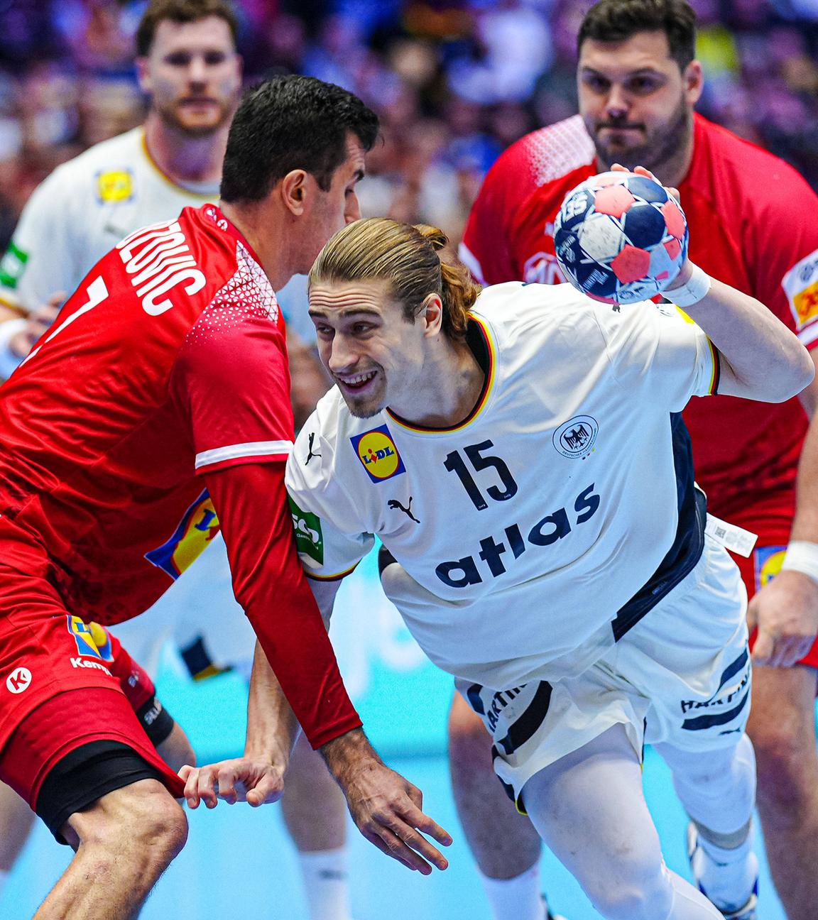 Janko Bozovic (Oesterreich) versucht, Juri Knorr zu stoppen