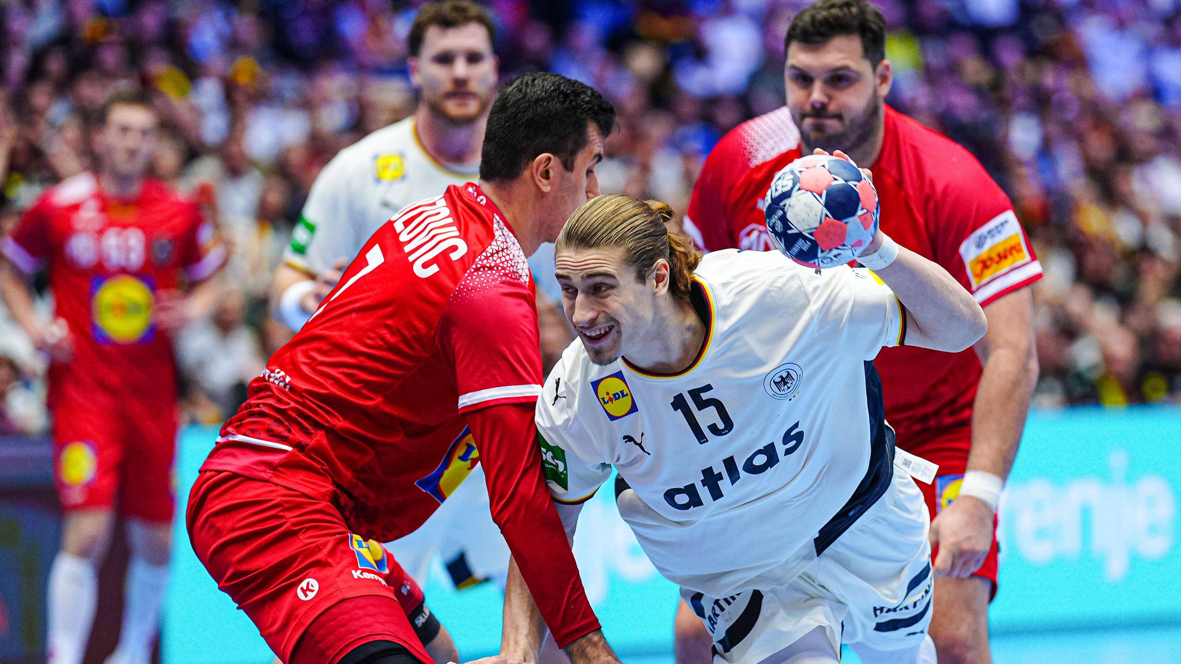 Janko Bozovic (Oesterreich) versucht, Juri Knorr zu stoppen