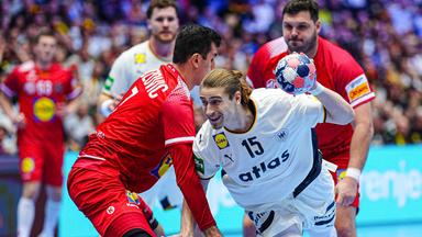 Janko Bozovic (Oesterreich) versucht, Juri Knorr zu stoppen