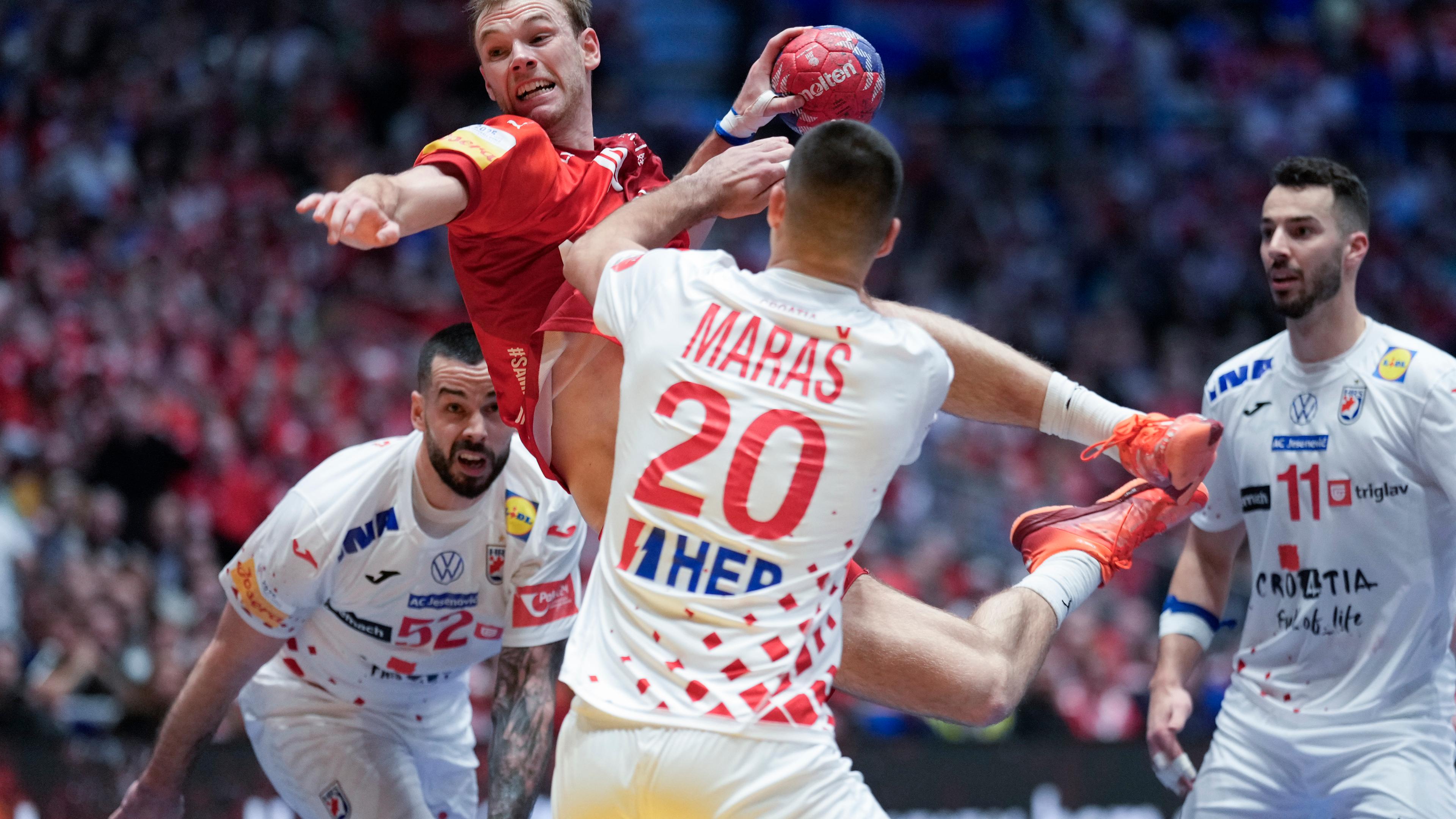 Dänemarks Mathias Gidsel wirft auf das Tor.