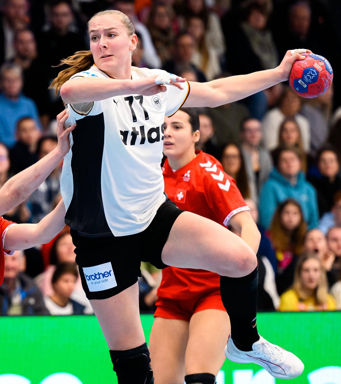 Deutschlands Viola Leuchter wirft den Ball auf das Schweizer Tor.