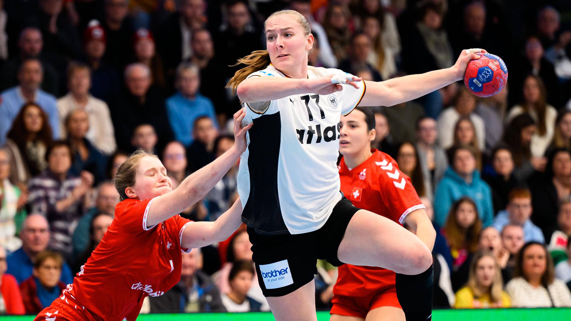 Deutschlands Viola Leuchter wirft den Ball auf das Schweizer Tor.