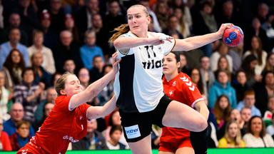 Deutschlands Viola Leuchter wirft den Ball auf das Schweizer Tor.