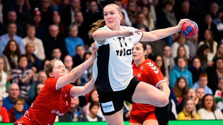 Deutschlands Viola Leuchter wirft den Ball auf das Schweizer Tor.