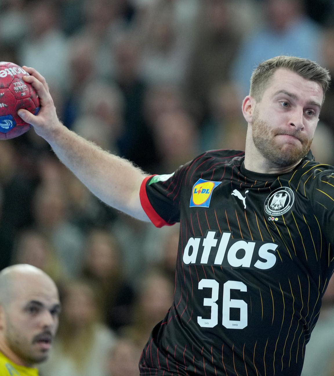 Handball, Länderspiel, Deutschland - Brasilien, GP Joule Arena, Deutschlands Lukas Mertens wirft auf das Tor.