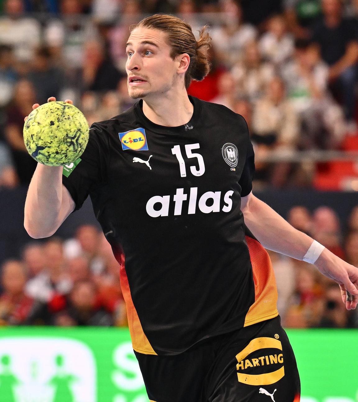 Handballer Juri Knorr in Aktion beim Länderspiel gegen Island.