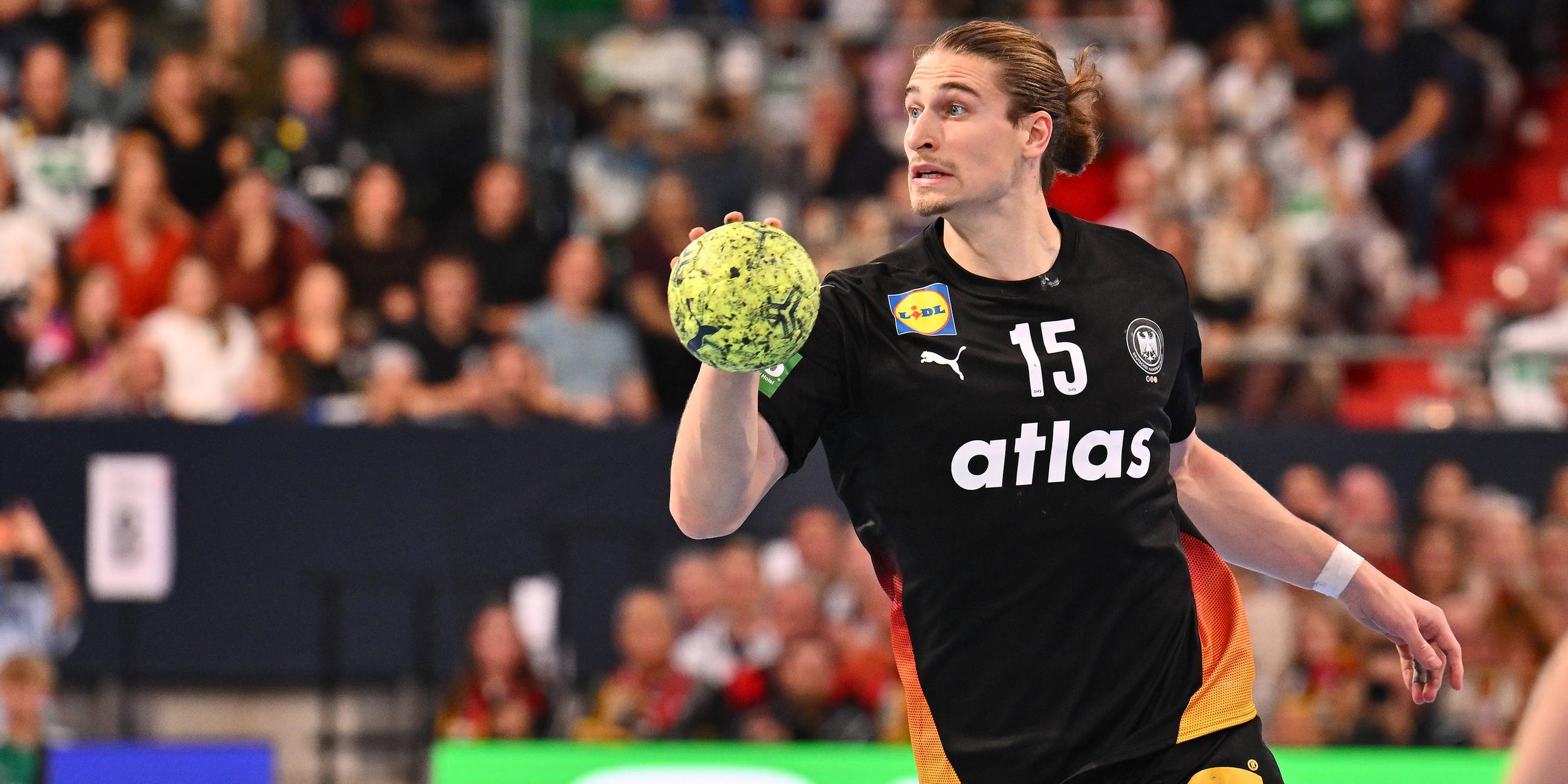 Handballer Juri Knorr in Aktion beim Länderspiel gegen Island.