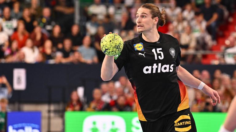 Handballer Juri Knorr in Aktion beim Länderspiel gegen Island.