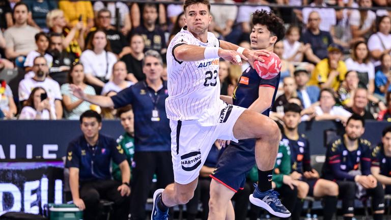 Der deutsche Handballer Renars Uscins wirft auf das Tor beim Freundschaftsspiel gegen Japan.